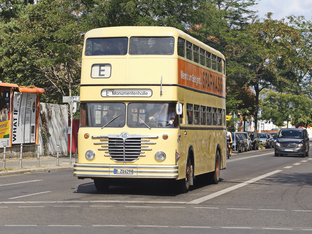 In diesem Jahr gibt es f�nf September-Sonntage (hier am 08. September 2019), an den bringen Historische Busse die G�ste zum  Depot f�r Kommunalverkehr des Deutschen Technikmuseums an der Monumentenstra�e in Sch�neberg. 