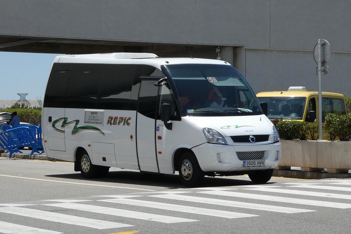 Indcar von  repic  wartet auf ankommende Flugg�ste am Airport Palma / Mallorca im Juni 2016 