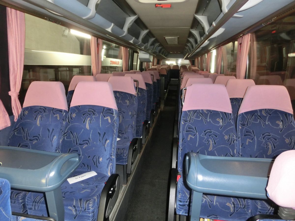 Innenraum des Neoplan Euroliner N 3316/3 �L von Steinm�ller Reisen, Waldkraiburg (heute: Hofstetter Reisen, Bad Endorf). Zur Innenausstattung geh�ren Schlafsitze von VogelSitze, davon 55 St�ck (zzgl. Reiseleitersitz) sowie zwei TV-Monitore, Bordk�che und Toilette.