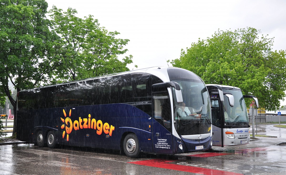 Irisbus Magelys von Datzinger Reisen aus Nieder�sterreich am 13.Mai 2014 bei Starkregen in Krems gesehen.