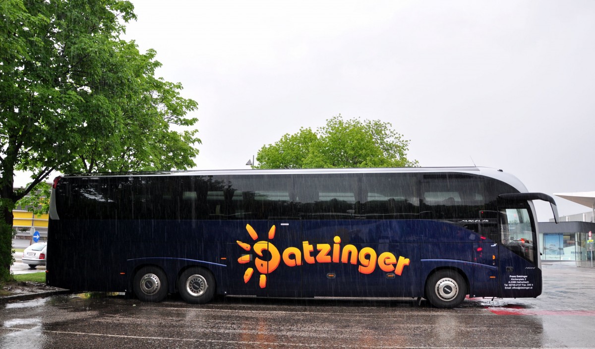 Irisbus Magelys von Datzinger Reisen aus Nieder�sterreich am 13.Mai 2014 bei Starkregen in Krems gesehen.