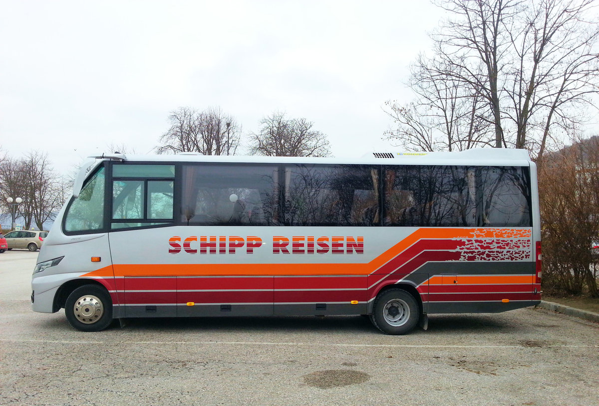 IVECO 70C17 Kleinbus von Schipp Reisen aus Nieder�sterreich in Krems.