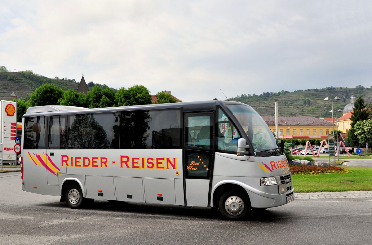 IVECO DAILY Midibus von Rieder Reisen aus �sterreich am 18.Mai 2014 in Krems unterwegs.