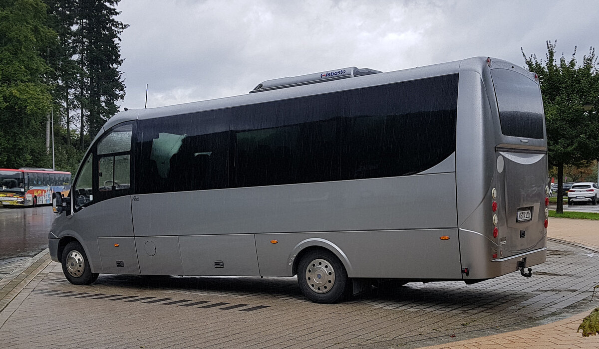 Iveco-Kleinbus steht im September 2022 auf dem Parkplatz am K�nigssee