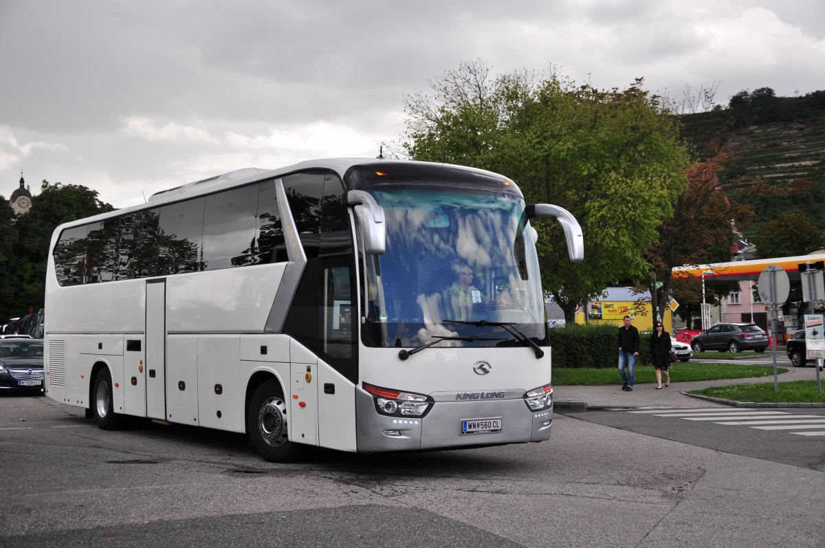 King Long aus Wiener Neustadt/Nieder�sterreich am 16.August 2014 in Krems gesehen.
