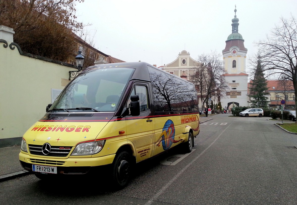 Kleinbus MB 616 CDI von Wiesinger Busreisen / �sterreich am 9.1.2014 vor dem Wahrzeichen von Krems,dem  Steinertor  gesehen.