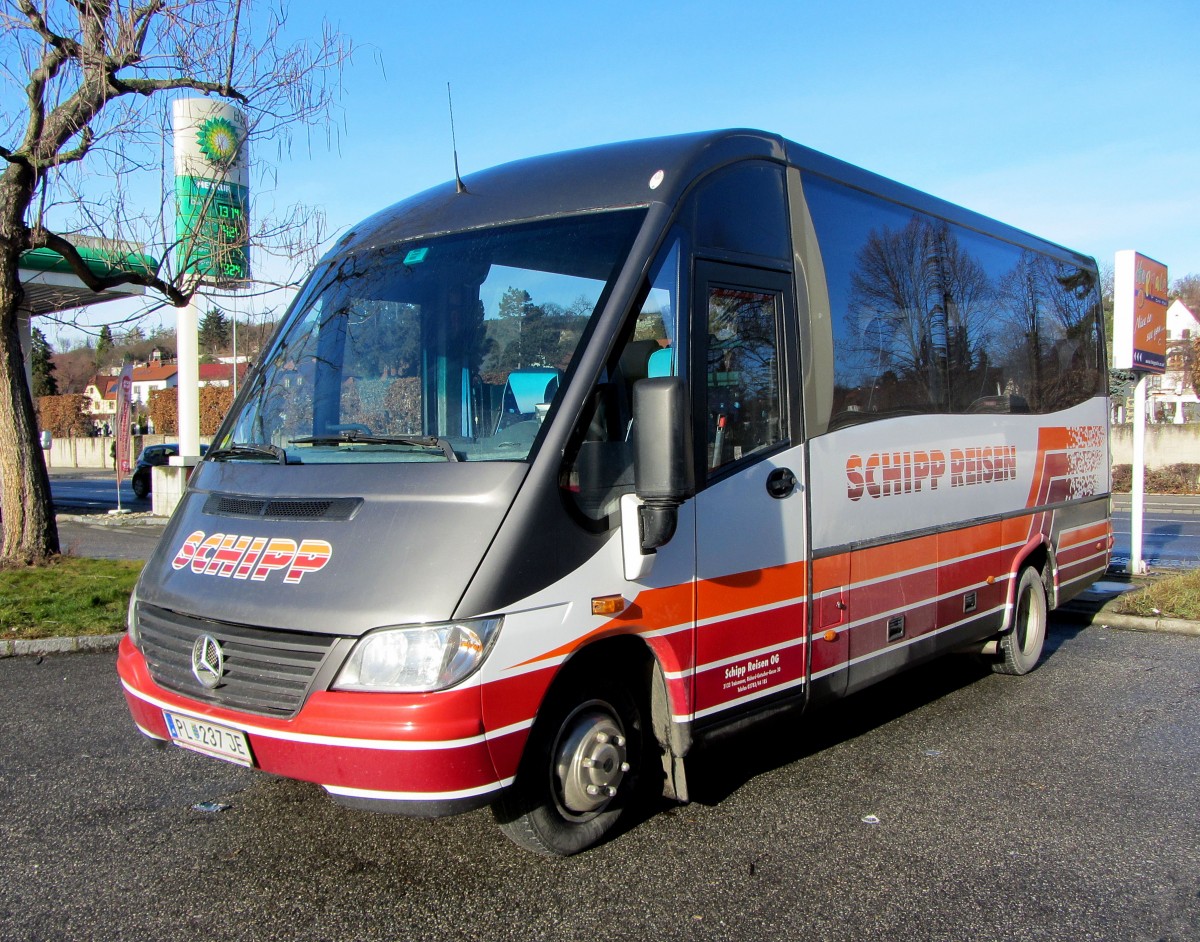 Kleinbus MERCEDES BENZ von SCHIPP Reisen/�sterreich am 10.2.2014 in Krems gesehen.