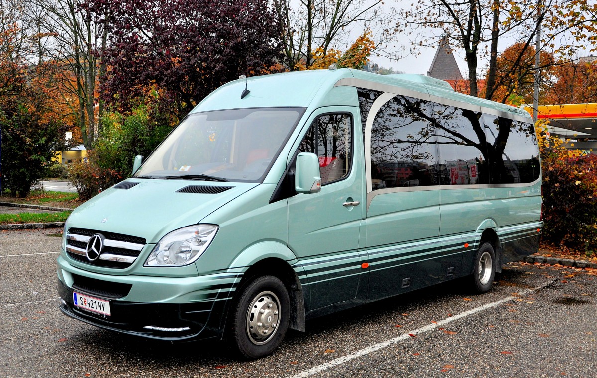 Kleinbus Mercedes Benz Sprinter 519 CDI aus �sterreich im Oktober 2013 in Krems gesehen.