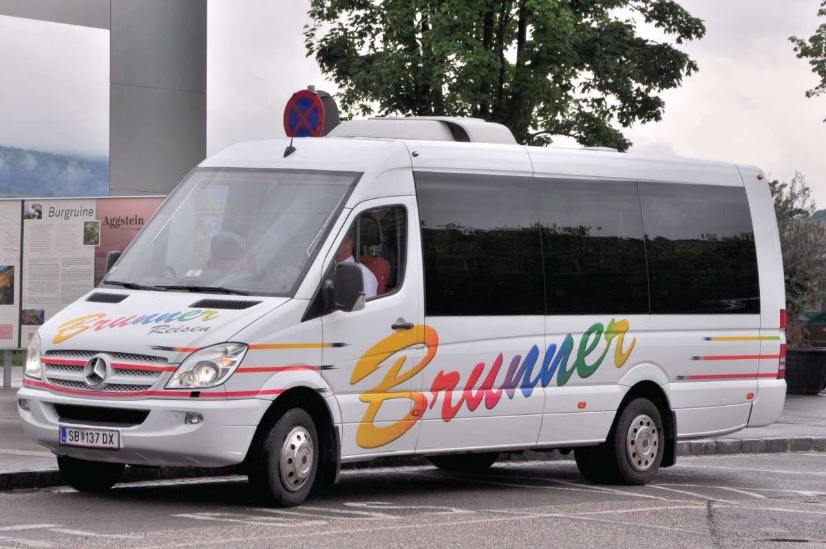 Kleinbus Mercedes Benz Sprinter von Brunner Reisen aus �sterreich am 17.Mai 2014 in Krems gesehen.