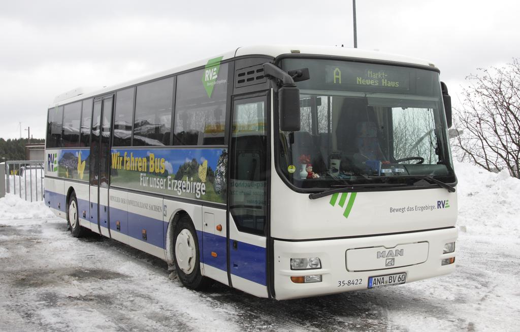 MAN Linienbus der RVE, Regionalverkehr Erzgebirge GmbH mit Sitz in Annaberg-Buchholz.
Die Aufnahme entstand am Bahnhof in Oberwiesenthal im Erzgebirge
am 6.12.2013.