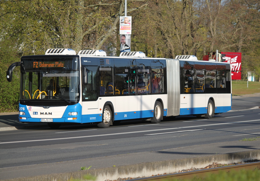 MAN Lion's City als Feldermaus F2 von Dierkower Kreuz, Rostock nach Doberaner Platz am Morgen des 22.04.2019 in H�he Kunsthalle Rostock.