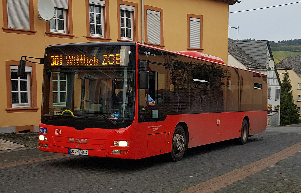 MAN Lion`s City rollt als Linienbus durch Maring-Noviand im Oktober 2022