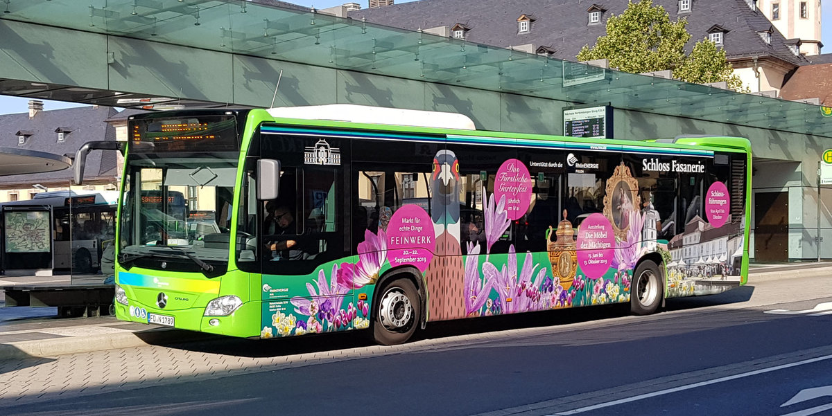 MB Citaro von Rh�nEnergie als Werbetr�ger f�r Schloss Fasanerie steht im September 2019 am Stadtschloss