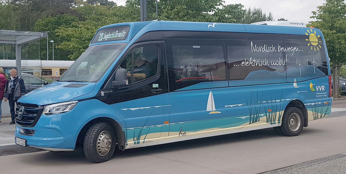 MB Sprinter von VVR steht am Bahnhof Binz bereit zur n�chsten Tour