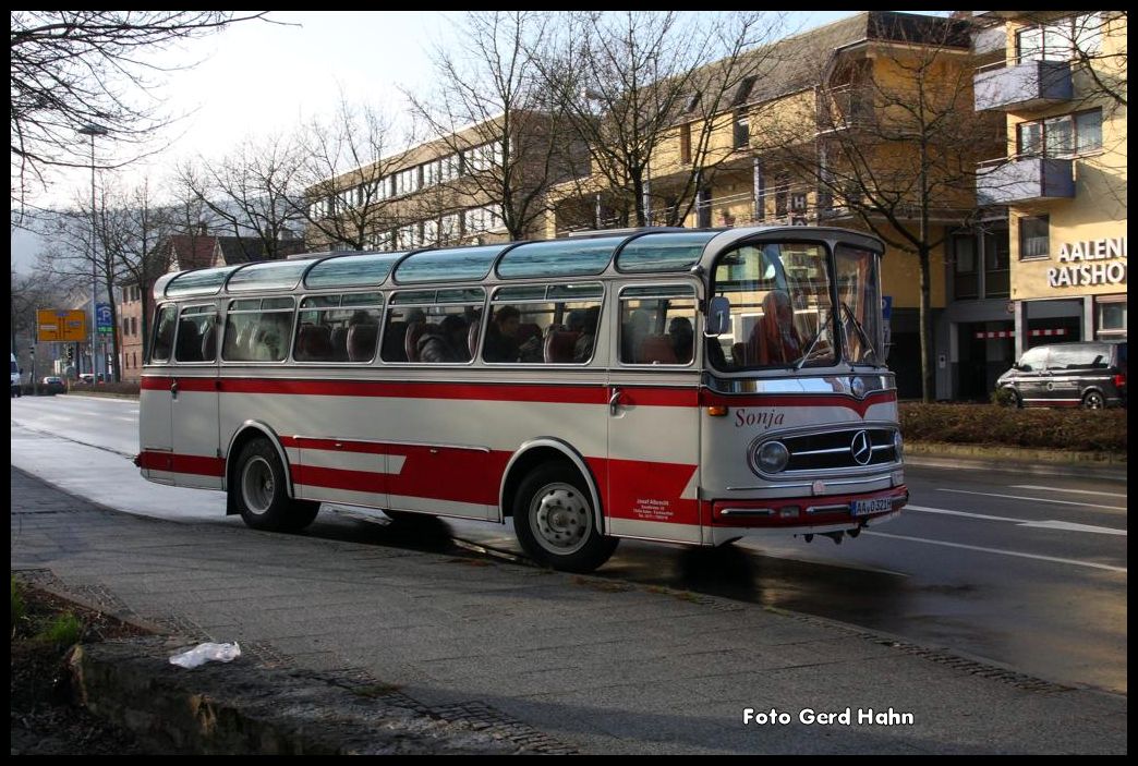 Mercedes Benz, Baujahr 1966, Aufbau Vetter am 27.03.2015 vor dem Rathaus Hotel in Aalen. Der Eigent�mer war abzulesen: Josef Albrecht, 73434 Aalen - Fachsenfeld,
Sandfeldstr. 42.