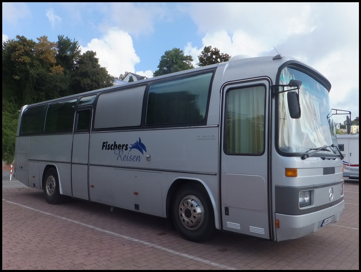 Mercedes O 303 (Wohnmobil? und ehemalig Fischers Reisen?) aus Deutschland im Stadthafen Sassnitz.