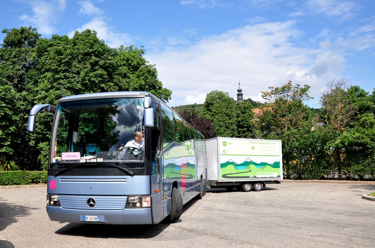 Mercedes O 404 von APAM Reisen aus Italien mit einem Radanh�nger in Krems.