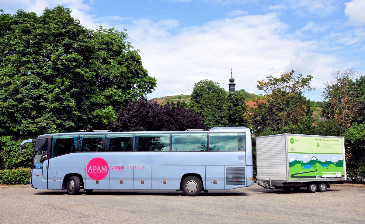 Mercedes O 404 von APAM Reisen aus Italien mit einem Radanh�nger in Krems.
