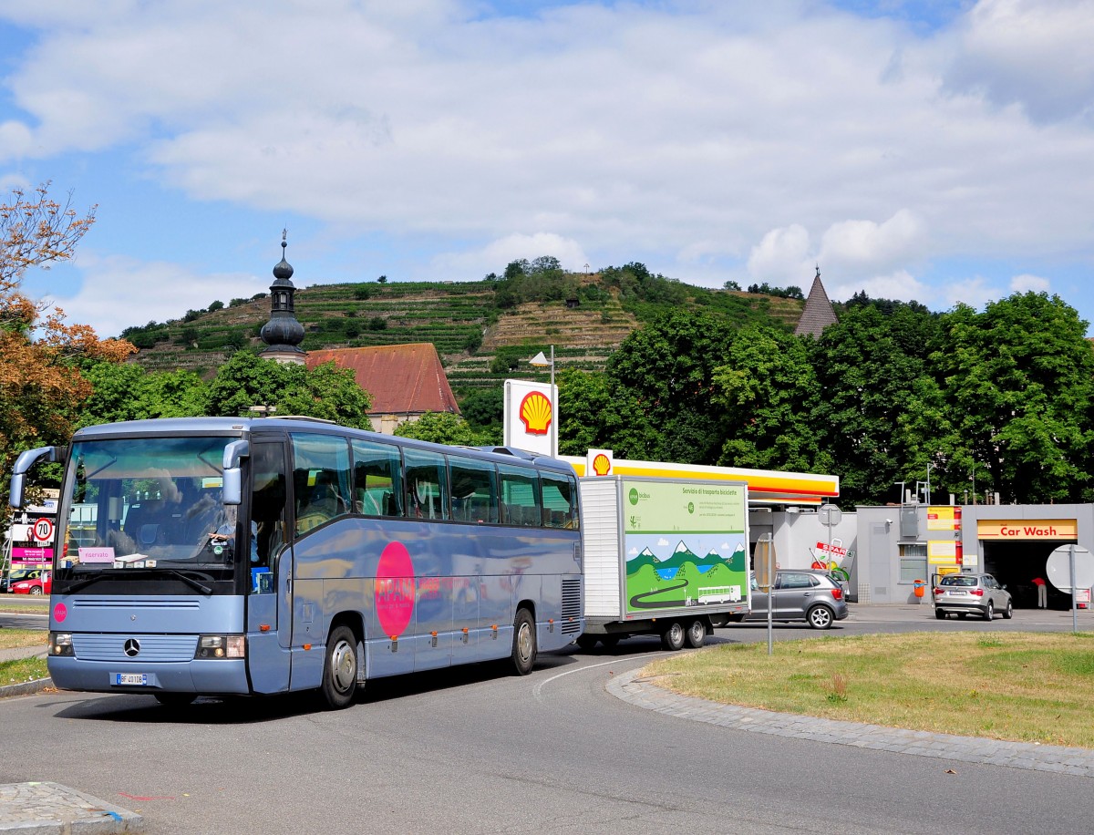 Mercedes O 404 von APAM Reisen aus Italien mit einem Radanh�nger in Krems.