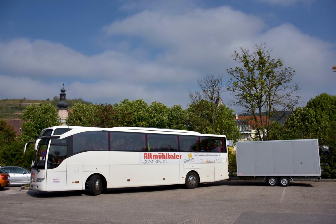 Mercedes Tourismo von Altm�hltaler Busreisen mit Radanh�nger in Krems.
