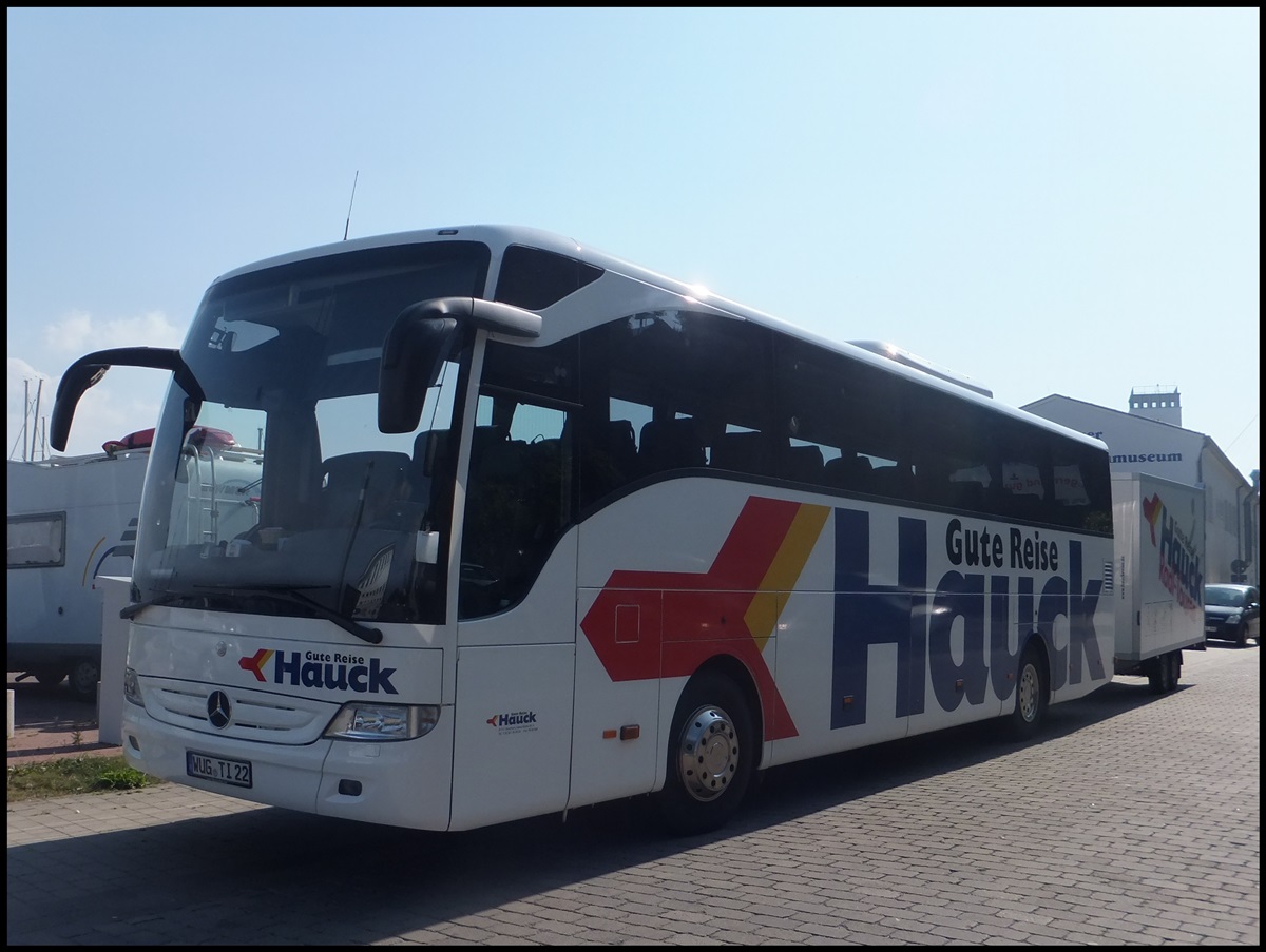 Mercedes Tourismo von Hauck aus Deutschland mit H�nger im Stadthafen Sassnitz.