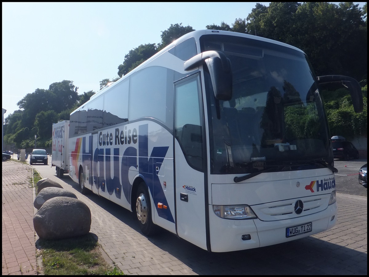 Mercedes Tourismo von Hauck aus Deutschland mit H�nger im Stadthafen Sassnitz.