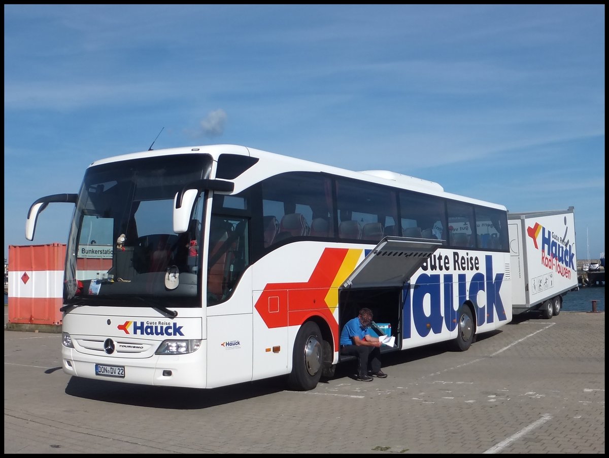 Mercedes Tourismo von Hauck aus Deutschland mit H�nger im Stadthafen Sassnitz.