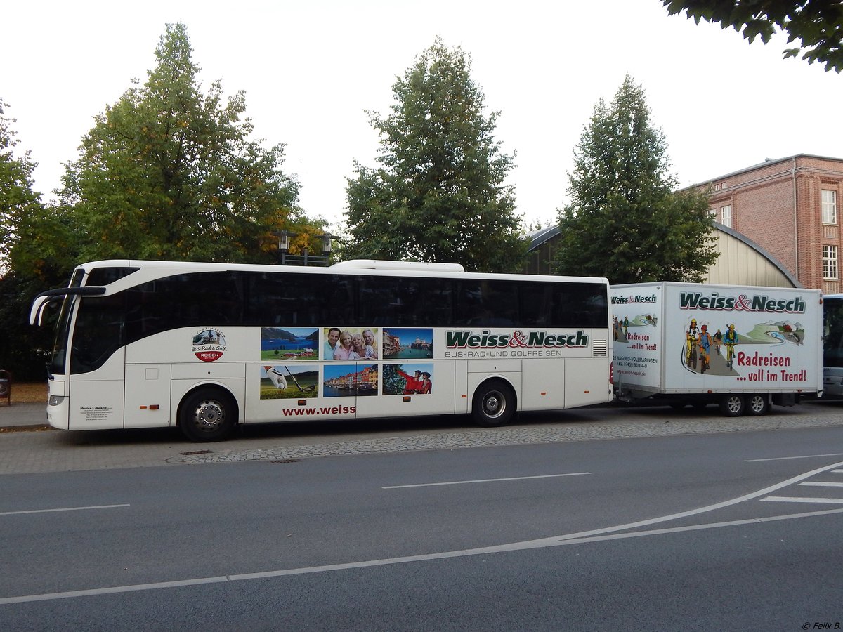Mercedes Tourismo von Weiss & Nesch aus Deutschland mit Anhänger in Neubrandenburg.