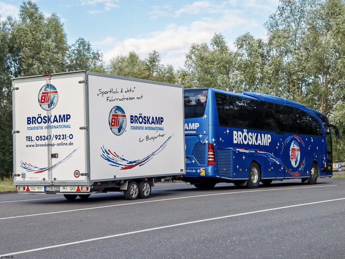 Mercedes Travego von Bröskamp aus Deutschland mit Anhänger in Plau am See.