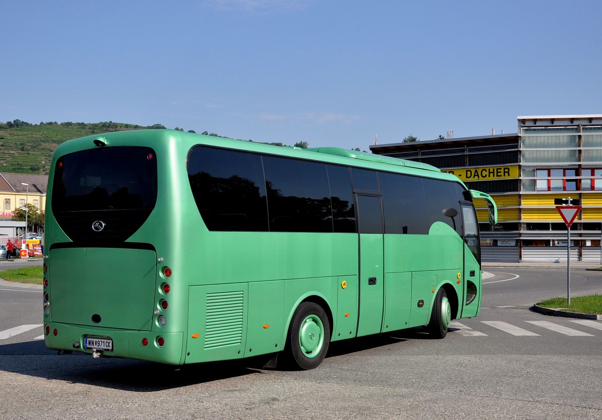  Nachschuss  auf den KING LONG XMQ6900 aus �sterreich im August 2013 in Krems gesehen.