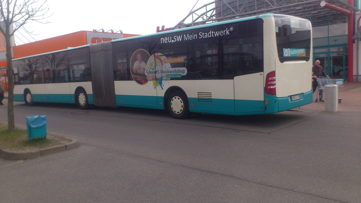 ....NB SW 580
hier mal wieder der �lteste Citaro im Fuhrpark der Stadtwerke zwar erst 10 Jahre im Betrieb im Unternehmen aber die Tage sind schon gez�hlt f�r ihn er wird wieder Platz machen f�r einen neuen C3
.....seine Werbung f�r die REWE-M�rkte der Stadt hat er schon seit Wochen nicht mehr 