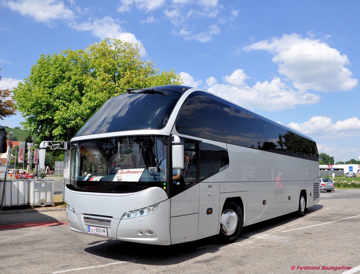NEOPLAN CITYLINER von LITZLBAUER Clubreisen/�sterreich im Juli 2013 in Krems gesehen.