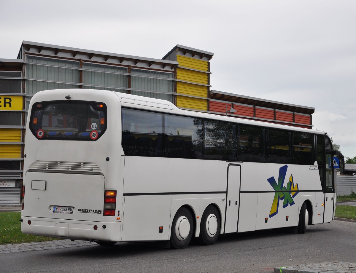 Neoplan Euroliner vermutlich Gansberger Reisen aus �sterreich am 4.5.2015 in Krems unterwegs.