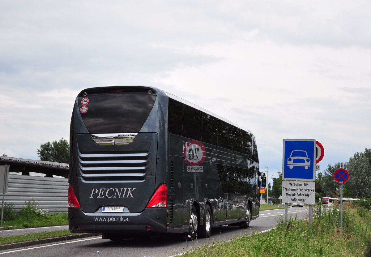 Neoplan Skyliner vom Autobusbetrieb Ludwig Pecnik aus �sterreich in Krems gesehen.