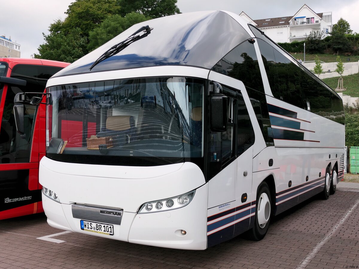 Neoplan Starliner von BusBetriebe Wismar aus Deutschland (ex Wiewel/D) im Stadthafen Sassnitz. 