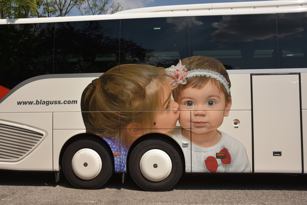Nettes Au�endekor am Setra 517 HD von Blaguss Reisen aus Wien.