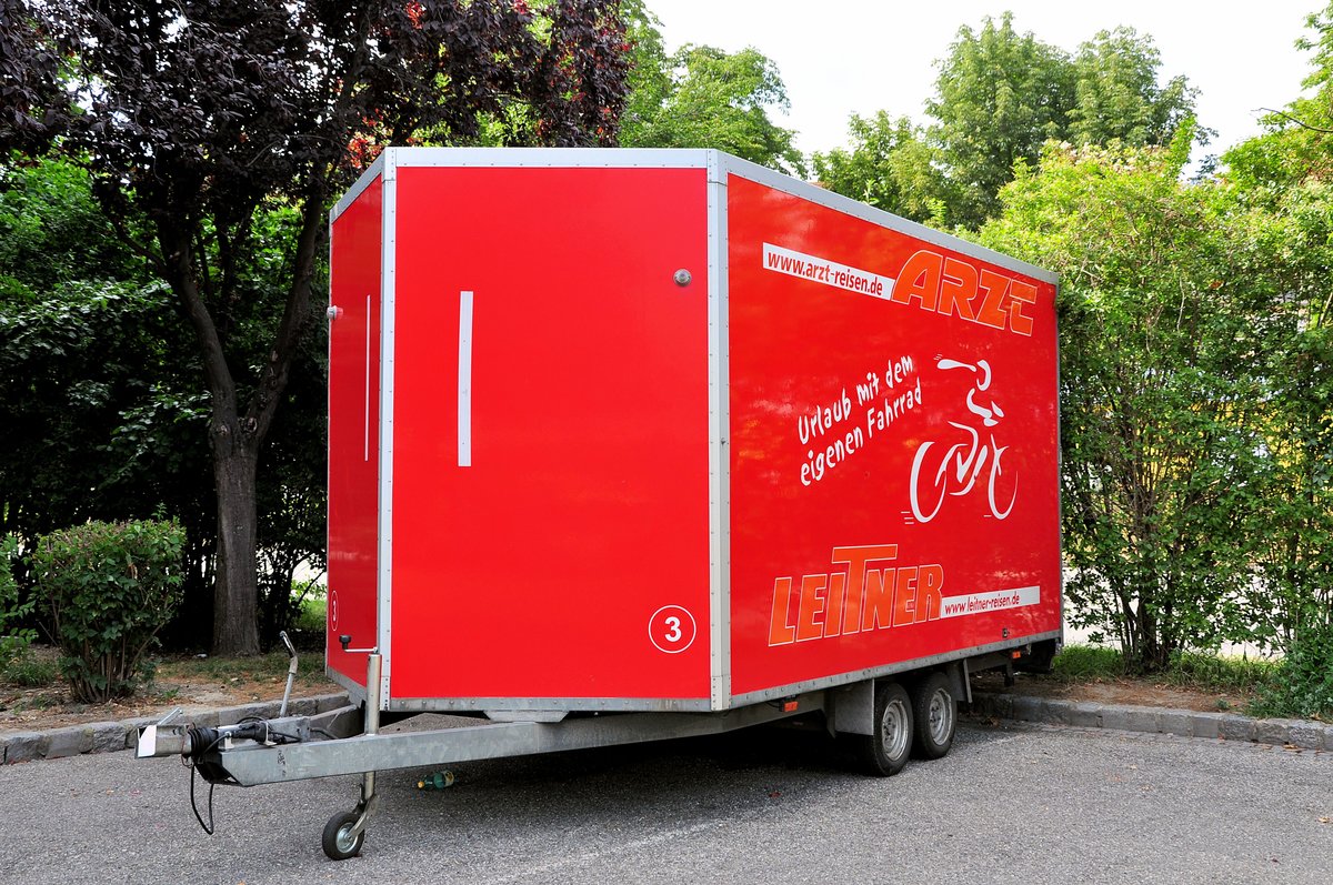 Radanh�nger vom Setra 515 HD von Arzt Reisen aus der BRD in Krems gesehen.