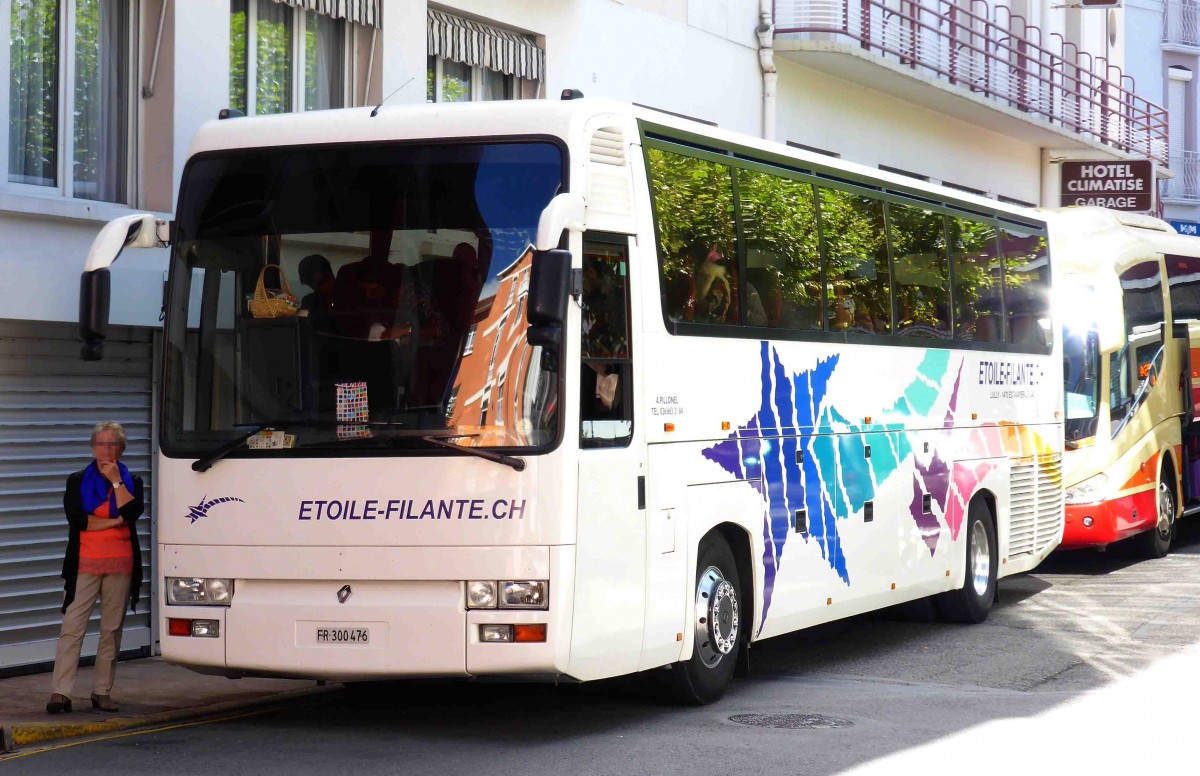 Renault von  ETOILE-FILANTE  wartet auf weitere Fahrg�ste. Lourdes im September 2015
