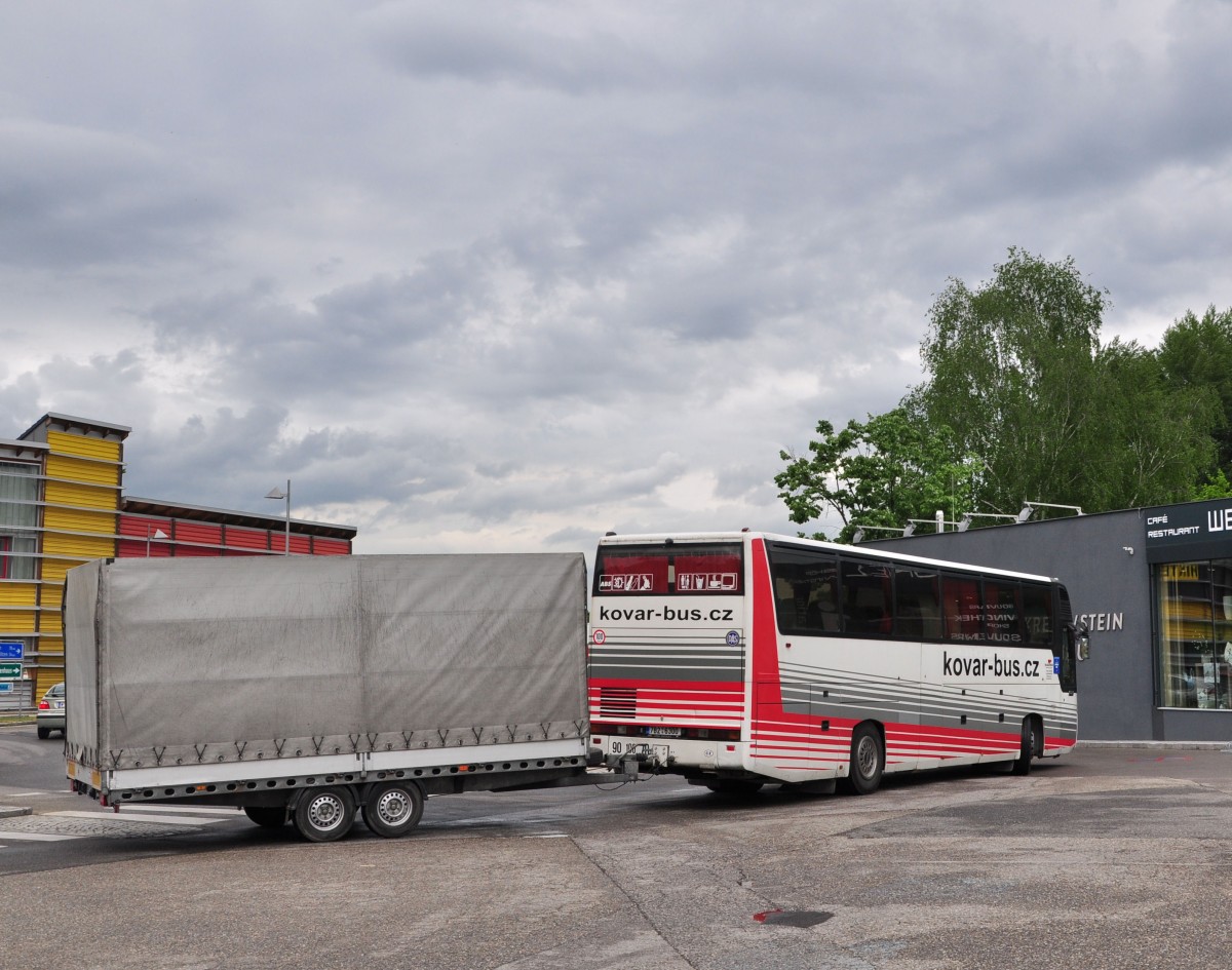 Renault FR1 mit Radanh�nger von Kovar Bus aus der CZ am 9.5.2015 in Krems.