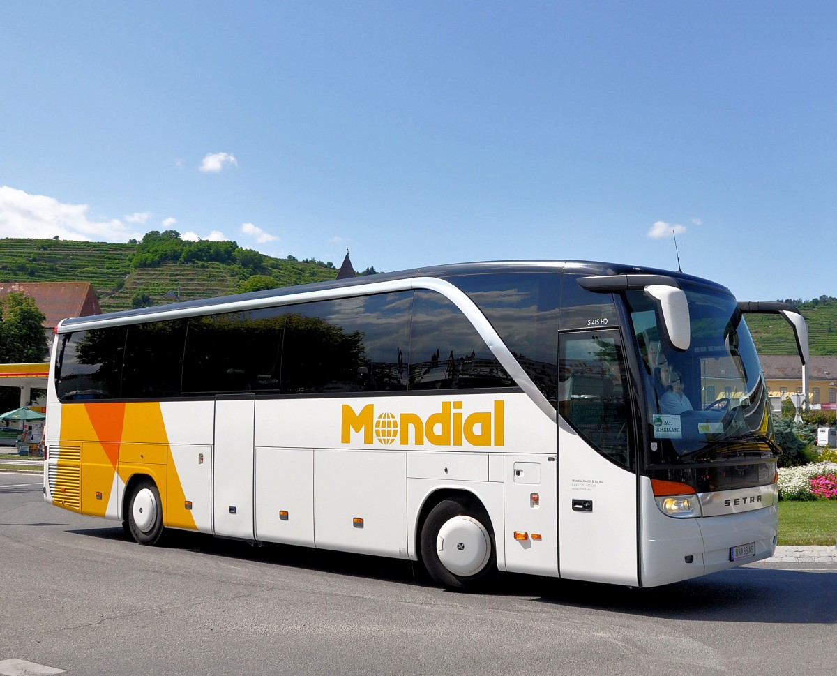 SETRA 415 HD von MONDIAL Reisen/�sterreich am 12.7.2013 in Krems unterwegs.