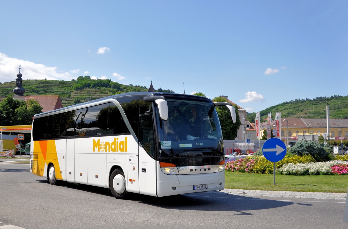 SETRA 415 HD von MONDIAL Reisen/�sterreich am 12.7.2013 in Krems unterwegs.