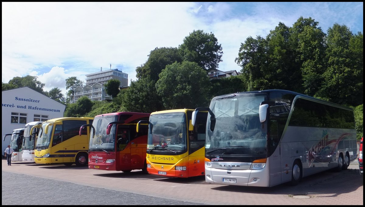Setra 416 GT-HD von S�llner aus Deutschland und EOS von Aga-Bus aus Polen und Scania Irizar von CentrumTurist aus D�nemark und Mercedes Tourismo von Zwaluw Reizen aus den Niederlanden und Irisbus Arway von Meichsner aus Deutschland und Setra 416 HDH von Kreuz aus Deutachland im Stadthafen Sassnitz.