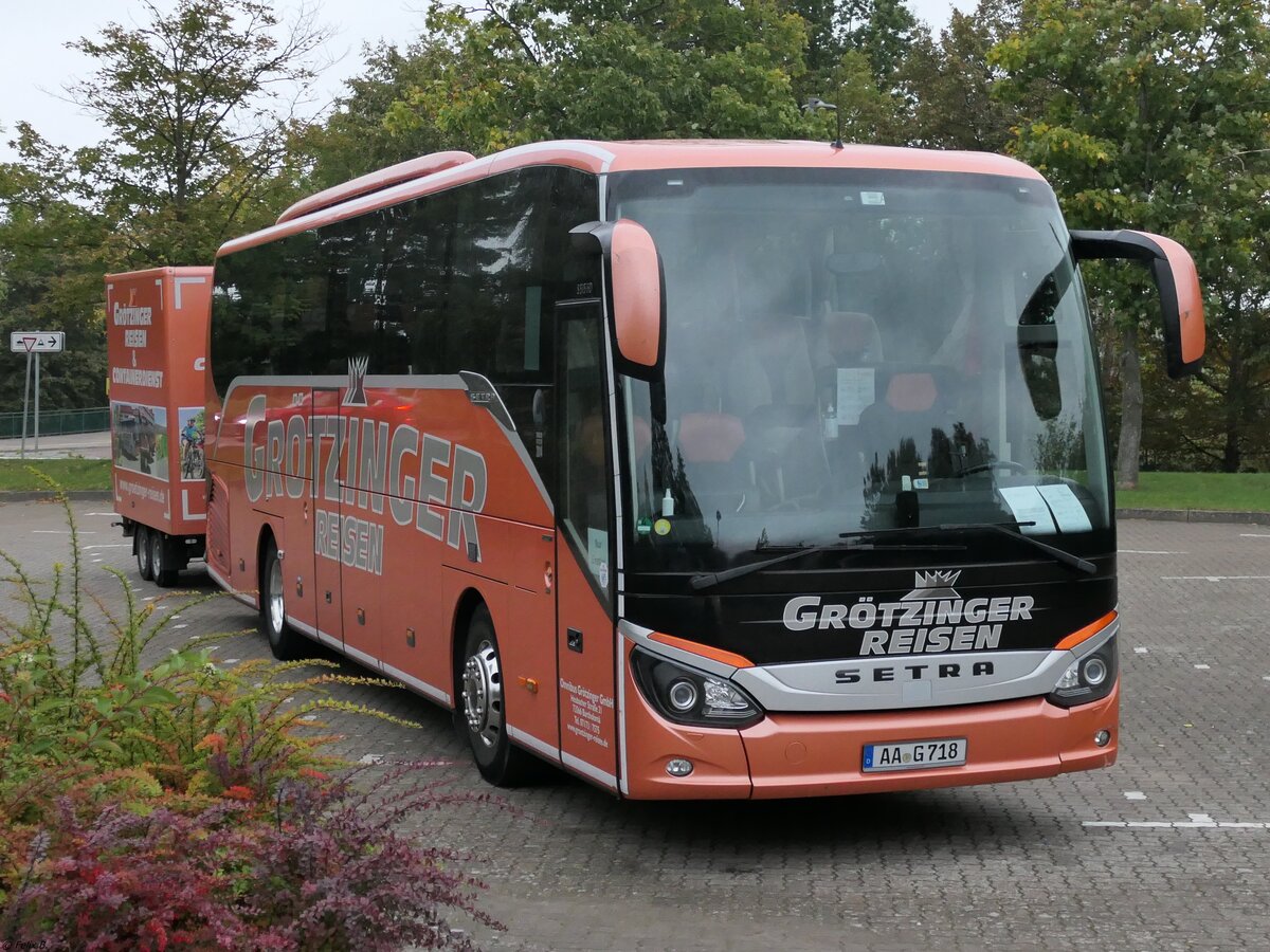 Setra 515 HD mit Anhänger von Grötzinger Reisen aus Deutschland in Waren.