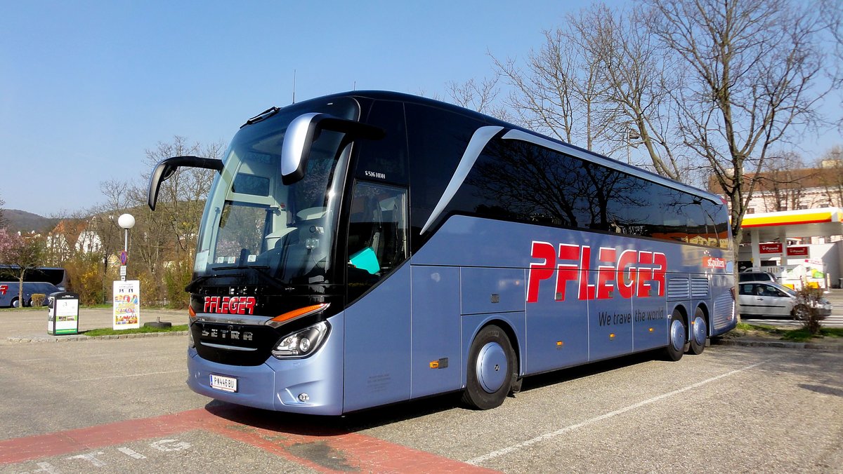 Setra 516 HDH von Pfleger Reisen aus Nieder�sterreich in Krems an der Donau gesehen.