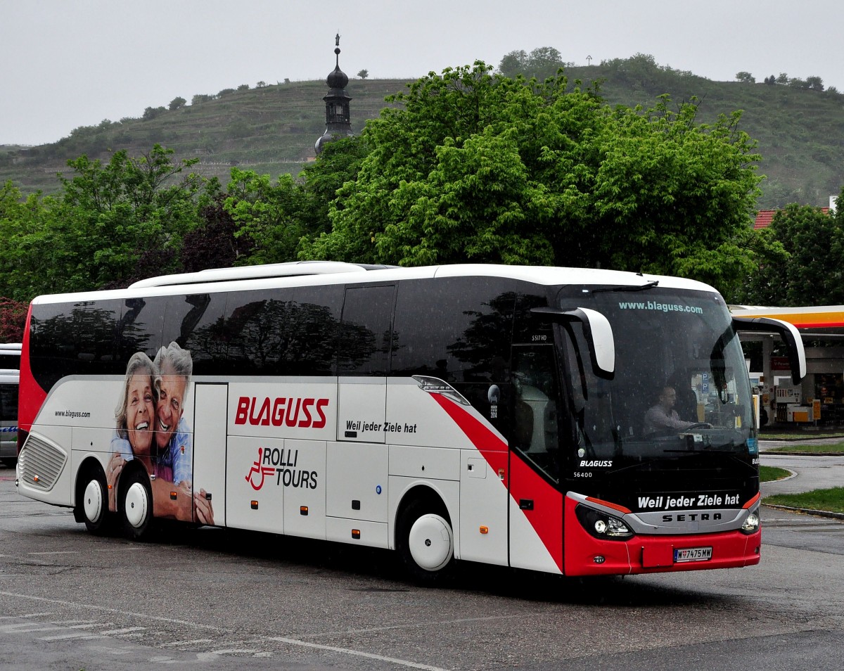 Setra 517 HD (Rolli Tours-Hydrauliklift f�r Rollstuhlfahrer)von Blaguss Reisen aus Wien am 20.5.2015 in Krems.
