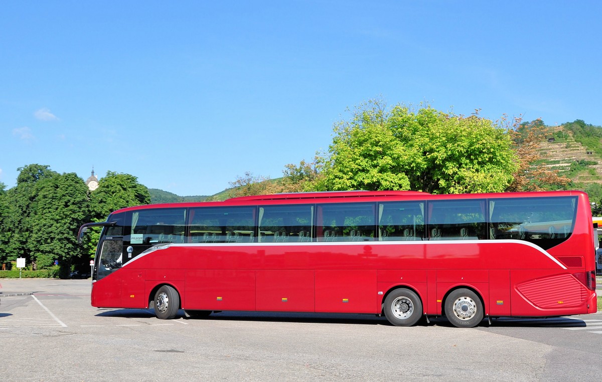 Setra 519 HD,EVOBUS,unterwegs f�r`s Reiseb�ro Pfleger/Mitterbauer aus �sterreich am 13.7.2015 in Krems.
L�nge 14,945 Meter,Motor OM 470 EuroVI, 6 Zylinder Reihenmotoe stehend eingebaut,315 Kw,Hubraum 10.766 ccm
Mehr Bilder vom  superlangen  Setra 519 HD auf meiner Webseite  www.bus-bahn-truck.at unter   Setra .