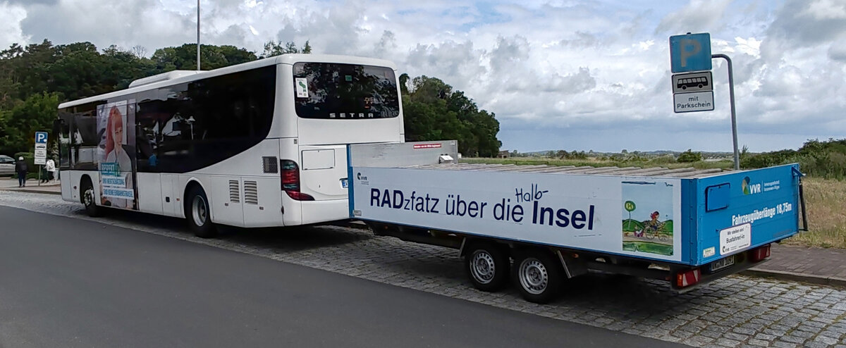 Setra S 415 LEBusiness von der VVR, mit Fahrradtransortanh�nger, unterwegs auf R�gen