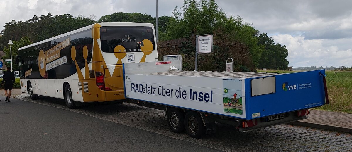 Setra S 415 LEBusiness von der VVR, mit Fahrradtransortanh�nger, unterwegs auf R�gen