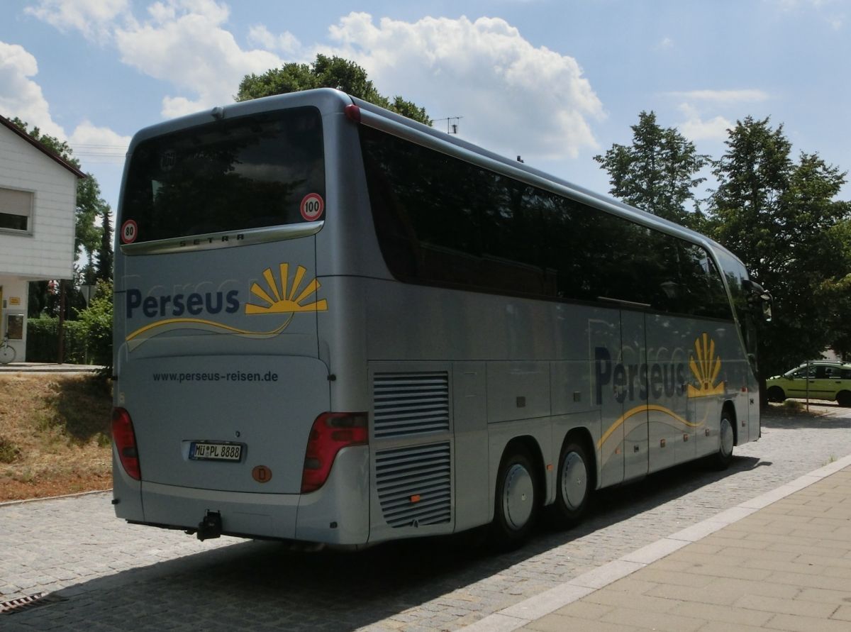 Setra S 416 HDH der '100 Jahre Otto Kässbohrer Edition' von Perseus-Reisen aus Neumarkt-St. Veit. Anlässlich des 100. Geburtstags von Otto Kässbohrer gab es ab 2003 eine auf 100 Exemplare limitierte Sonderserie der Setra TopClass 400. Dieses Fahrzeug wurde 2003 gebaut und ist mit 50+1 Schlafsesseln vom Modell 'Top' in Ambiente-Polsterung mit Lederkopfteil (in der üblichen 2-2-Bestuhlung das Topmodell) sowie natürlich mit Bordküche und Toilette ausgestattet. Als Antrieb dient ein V8 Typ MB OM 502 LA mit 350 kW (476 PS) (Leistung per Chiptuning gesteigert) und das automatisierte Zwölfgang-Schaltgetriebe ZF 12 AS 2300 B.
Bis 2012 gab es bei Perseus einen weiteren, identischen S 416 HDH.
Diese Aufnahme entstand am 15. 7. 2015 vor dem Bahnhof in Neumarkt-St. Veit, als der Reisebus gerade eine Tour auf der RBO-Linie 7517 gefahren war.