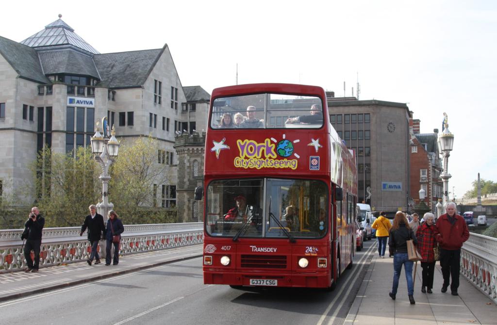 Sightseeing Bus auf der Br�cke �ber die Ouse in York in England am 27.10.2014.